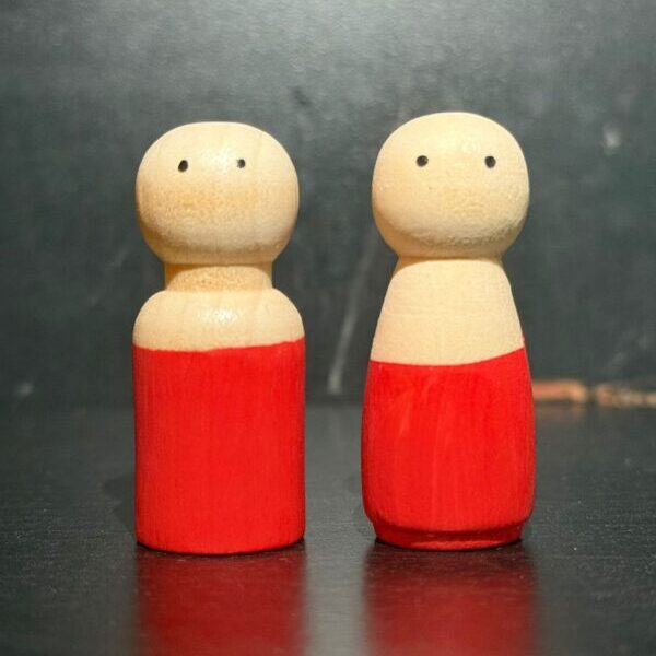 set van 2 blanke houten poppetjes