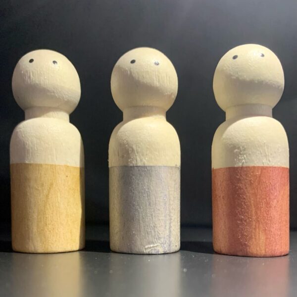 houten poppetjes, goud zilver en brons