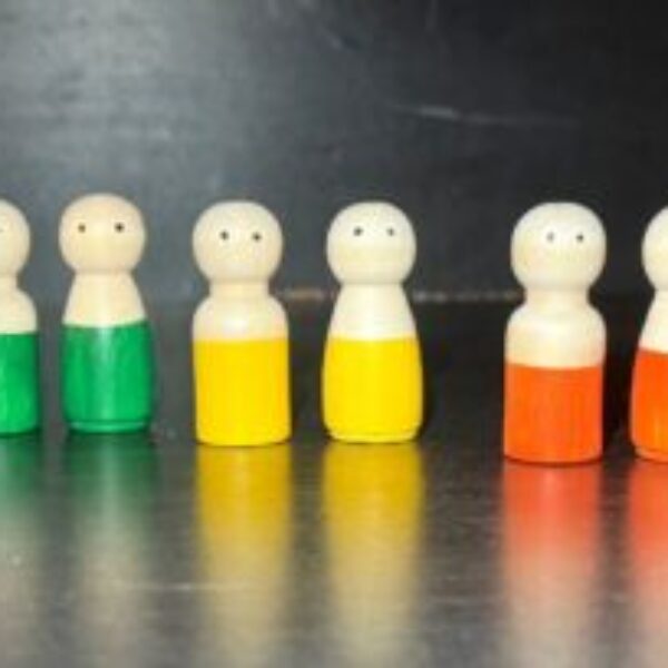 set van 12 houten poppetjes, blank of getint