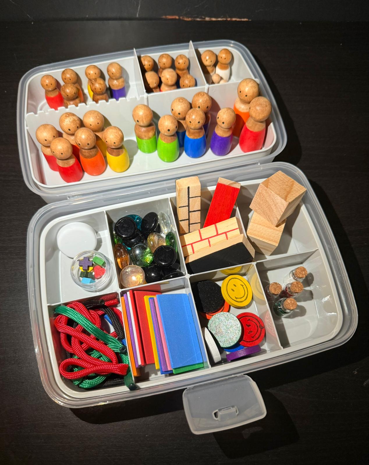 Basisbox tafelopstellingen met getinte houten poppetjes